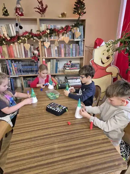 uczniowie-z-kl--1a-oklejaja-stozki-zielonymi-kawalkami-bibulki--jpg