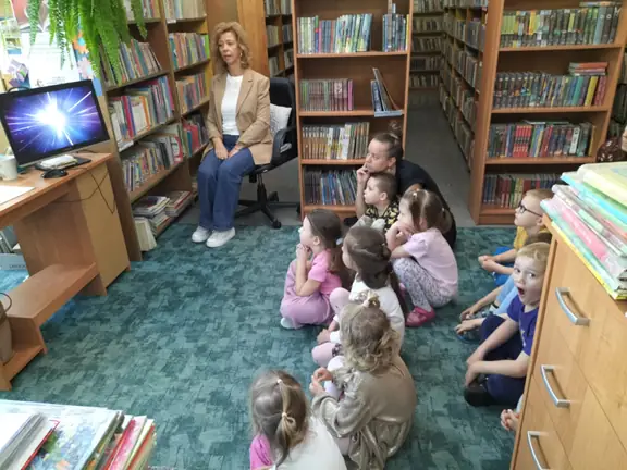 Dzieci z grupy Kotki oglądają fim edukacyjny - Jak powstaje książka.2