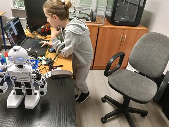uczeń tworzy sekwencję kodu robota w RoboScratch