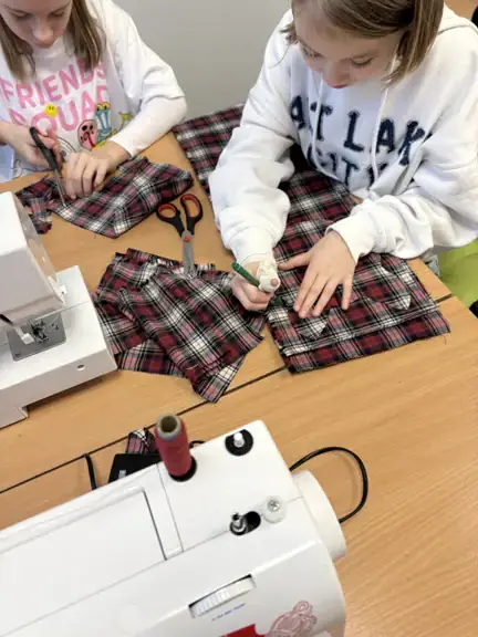 uczennice szyją na maszynie