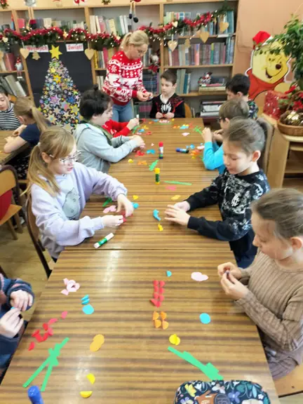 uczniowie-z-kl--3b-skladaja-papierowe-kolka-na-pol--jpg