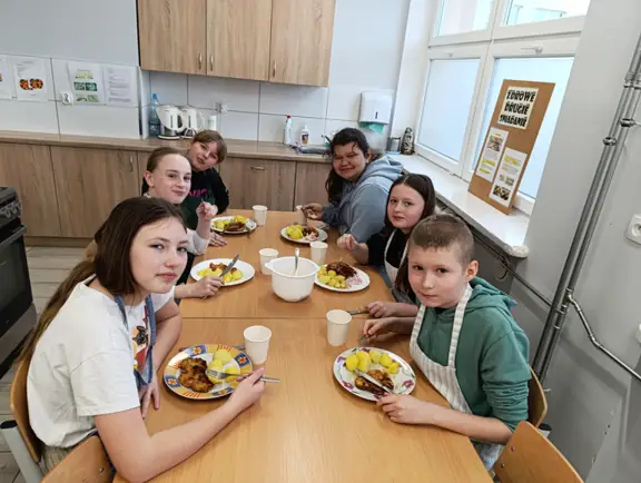 uczniowie próbują swoich potraw