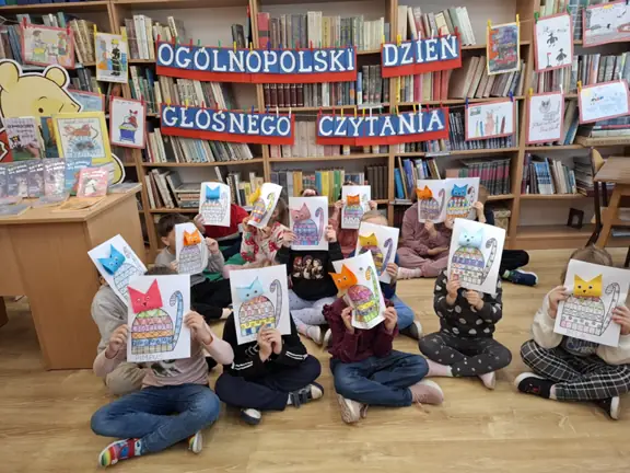 Przedszkolaki z grupy 01 prezentują koty w geometryczne wzory.