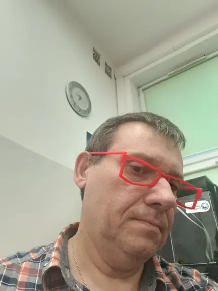 nauczyciel prezentuje wydrukowany model 3D oprawek okularów