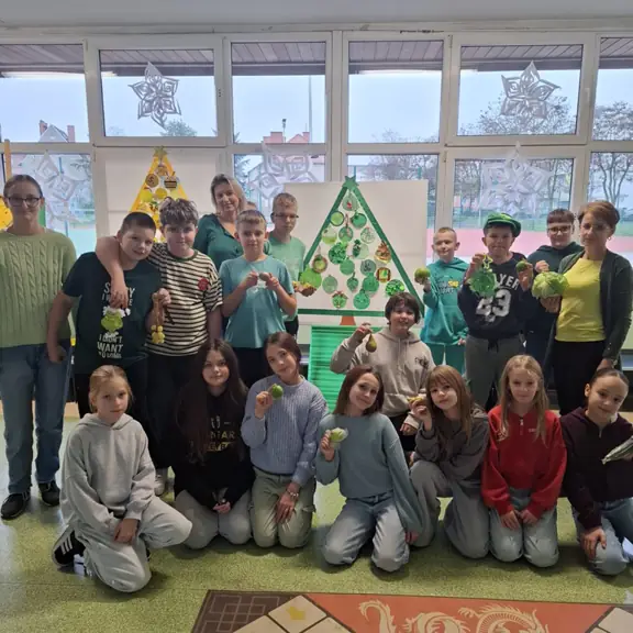 Uczniowie pozują przy choince