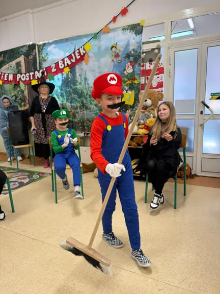 Chłopiec z kl. IIIb tańczy z miotłą Baby Jagi.