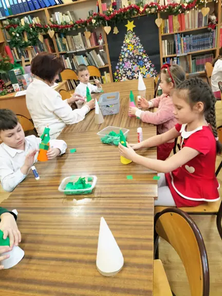 wychowawczyni-grupy-pomaga-dziecku-w-oklejeniu-stozka--jpg