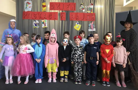 Uczniowie kl. Ia pozują do zdjęcia ze swoimi wychowawczyniami.