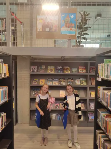 Uczennice wśród zbiorów bibliotecznych