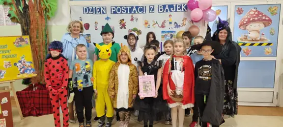 Uczniowie kl. IIIa i ich wychowawczynie pozują do pamiątkowego zdjęcia.