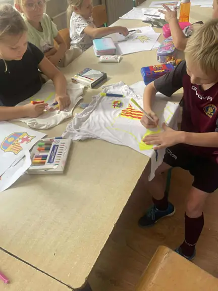 Uczniowie wykonują swoją koszulkę piłkarską