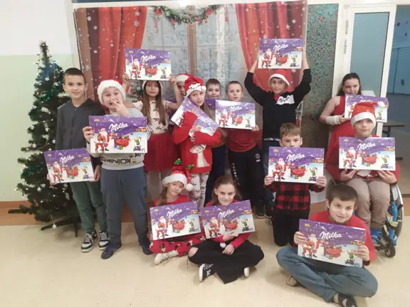 Dzieci z kl. IIIb demonstrują swoje prezenty.