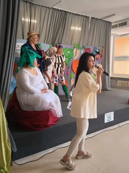 Pani Agnieszka wprowadza widzów w nastrój wiersza