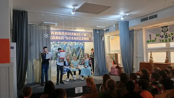 Uczniowie z Eberswalde występują na scenie