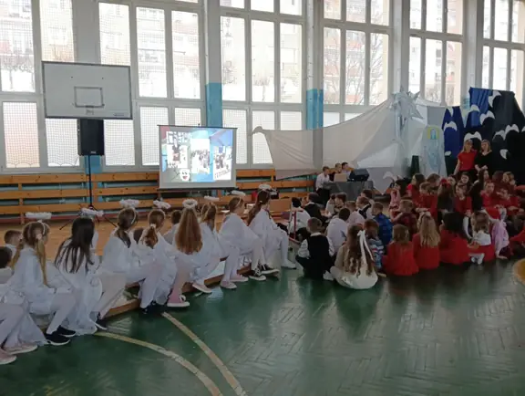 uczniowie ogladają prezentację na temat działalności szkoły