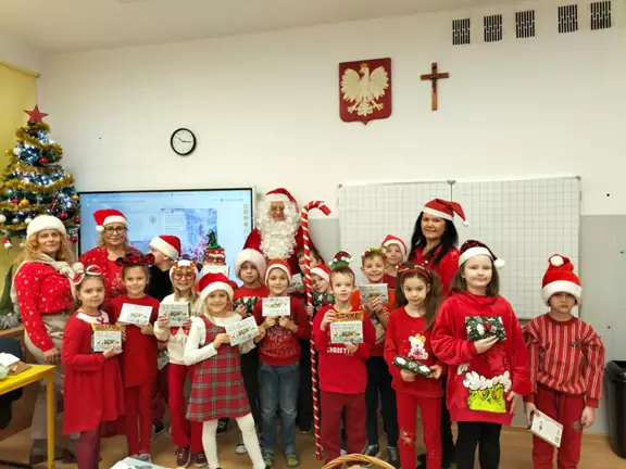 Pamiątkowe zdjęcie kl. IIb z Mikołajem.