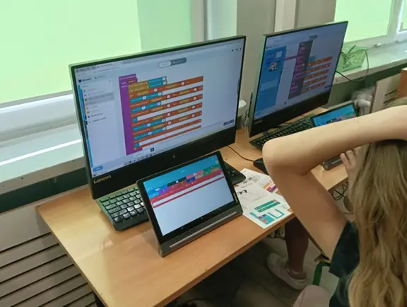 uczniowie programują roboty SkriBot na platformie Skriware