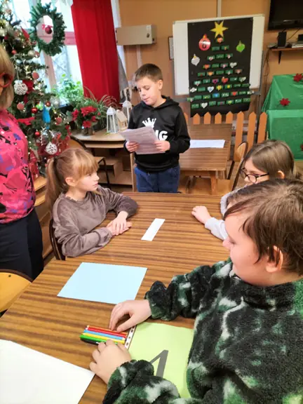 uczen-z-grupy-nr-3-z-kl--iva-czyta-instrukcje-do-zadania--jpg