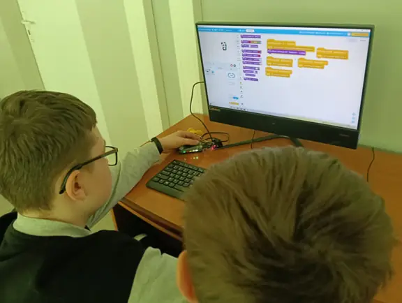 uczniowie na zajęciach programują CyberPi