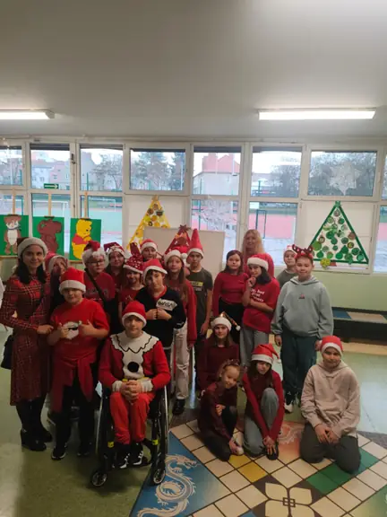 Uczniowie pozują przy choince