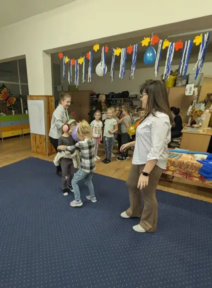 uczniowie bawią się podczas konkurencji ruchowej