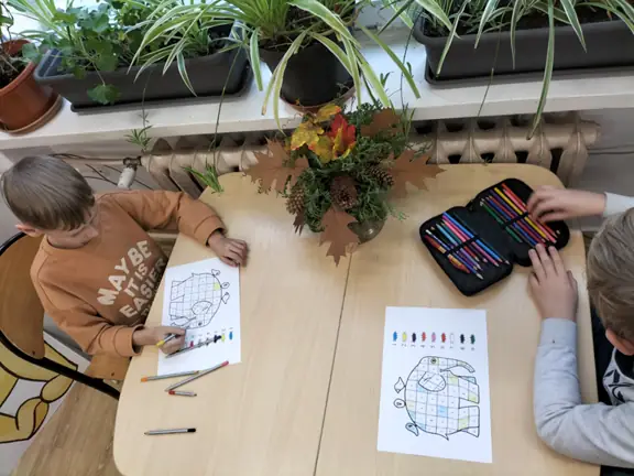 Chłopcy z kl. IIc kolorują słonia Elmera.