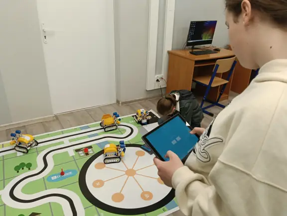 uczennica-steruje-robotem-skribot-jazde-wzdluz-kwadratu-jpg
