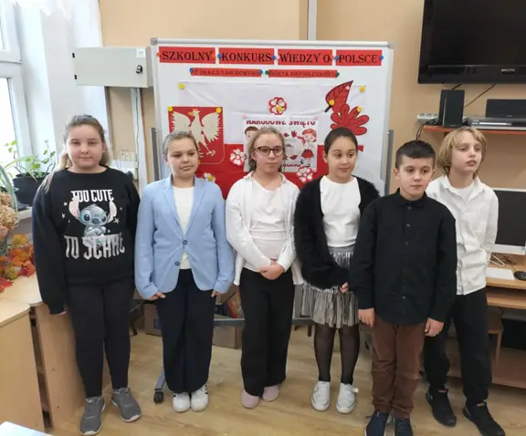 Pamiątkowe zdjęcie uczestników Szkolnego Konkursu Wiedzy o Polsce.