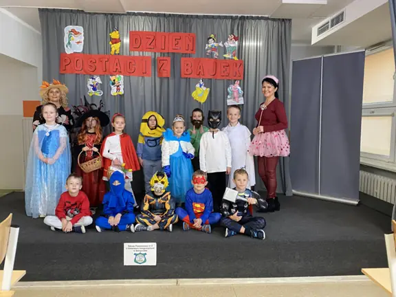 Uczniowie kl. Ib i ich wychowawczynie pozują do pamiątkowego zdjęcia.