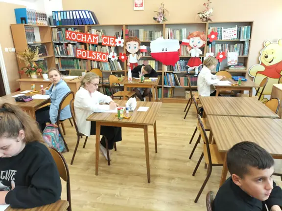 Uczniowie zapoznają się z zadaniami konkursowymi.