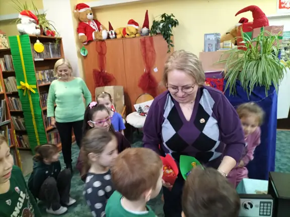 wychowawczyni-grupy-demonstruje-dzieciom-niespodzianke-z-sejfu-cukierki--jpg