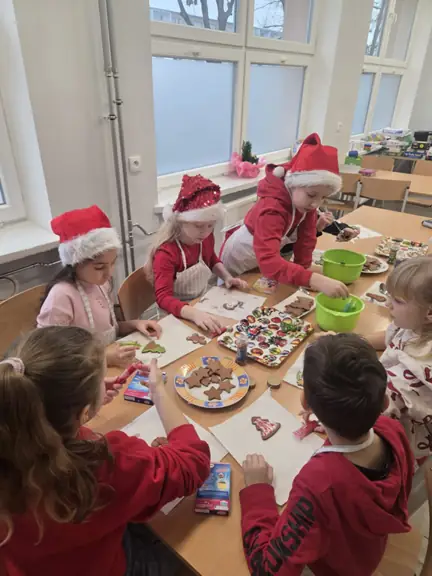 Uczniowie ozdabiają pierniki