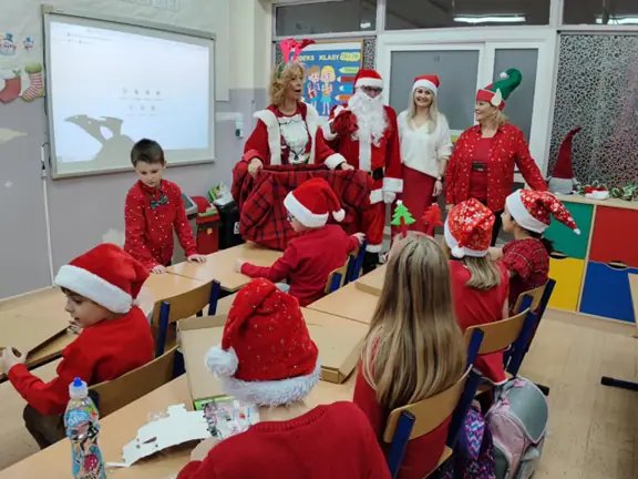 Uczniów z kl. IIb odwiedził Mikołaj ze swoją pomocnicą p. Agnieszką oraz p. bibliotekarki.