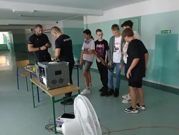 Festyn Bezpieczeństwa w SP nr 7 - ćwiczenia strzeleckie naszych uczniów klas ósmych - zdj8