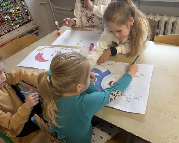 powstaja-kolorowe-prace-przedstawiajace-usmiechniete-balwanki--jpg