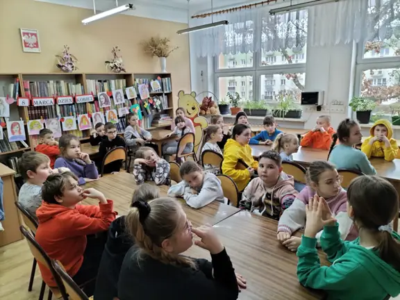 Uczniowie kl. IIIb i IIIc w czytelni słuchają czytanych legend.