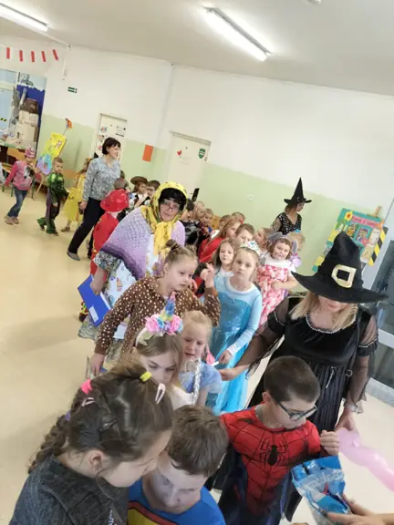 Wszyscy uczestnicy odbierają baloniki.