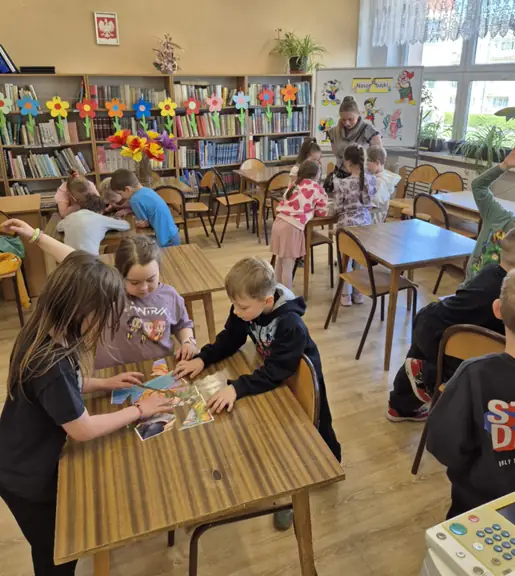 przedszkolaki-pracuja-w-malych-grupach-w-czytelni--jpg