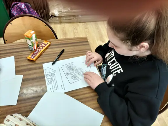 Uczennica z kl. IIIa wykonuje zadanie konkursowe.