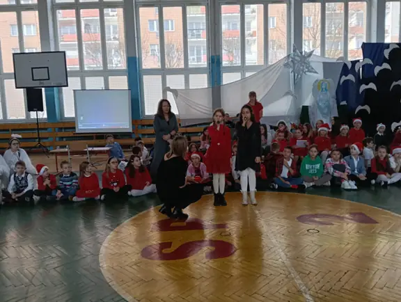 uczennice wykonujące kolędę wraz z towarzyszącymi im nauczycielkami
