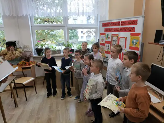 Uczniowie kl. II poznają wyniki konkursu.