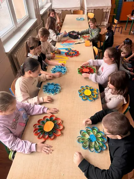 kwiaty-z-papieru-przygotowane-przez-uczniow-jpeg