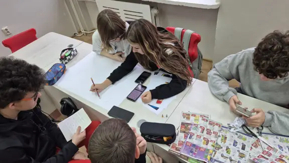 Praca uczniów nad plakatem