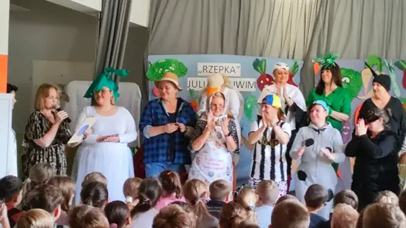 Wymienianie postaci wystepujących w inscenizacji Rzepka J. Tuwima.