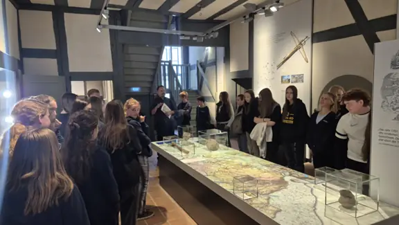 grupa uczniów w muzeum w Eberswalde