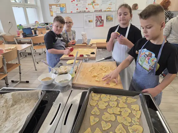 uczniowie przy pracy w kuchni