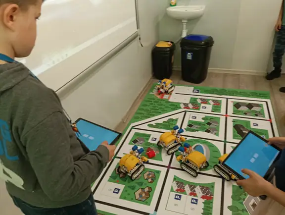 uczniowie sterują SkriBotami