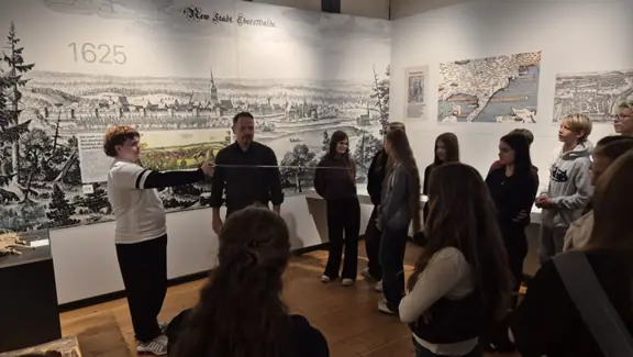 grupa uczniów w muzeum w Eberswalde