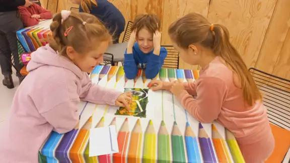 Dzieci układją puzzle (2)