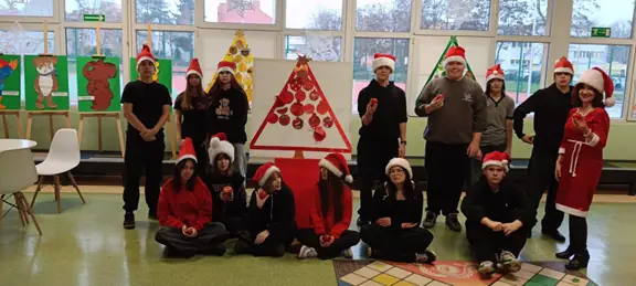 Uczniowie pozują przy choince